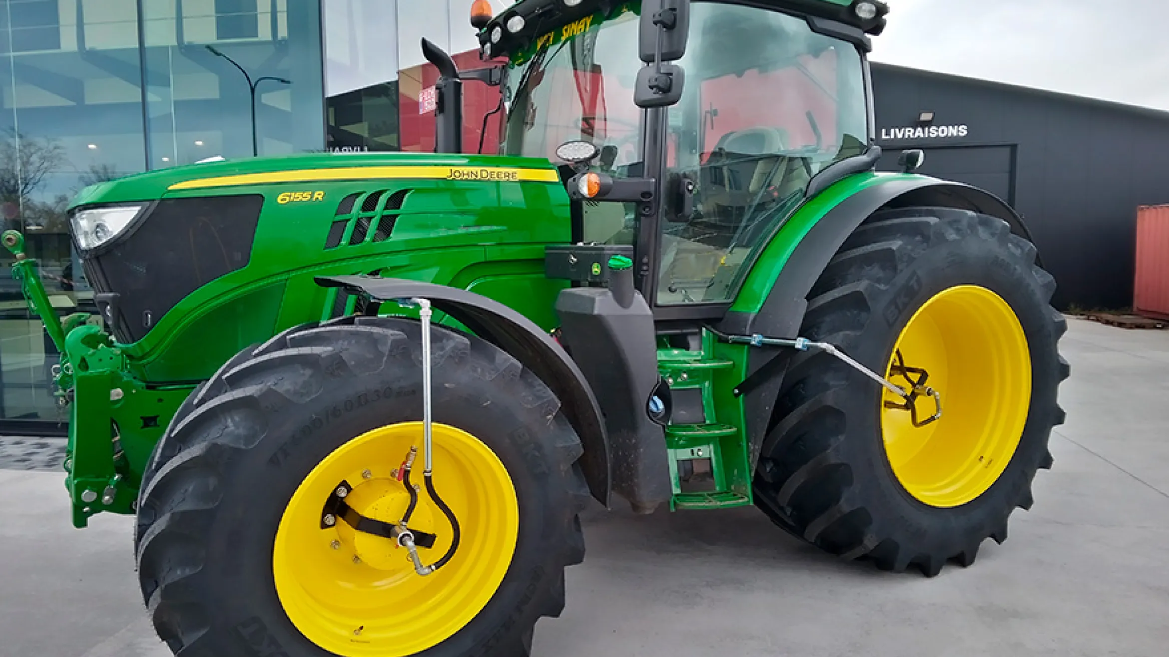 drukwisselsysteem gemonteerd op een tractor|Forrez|uw specialist in banden en velgen